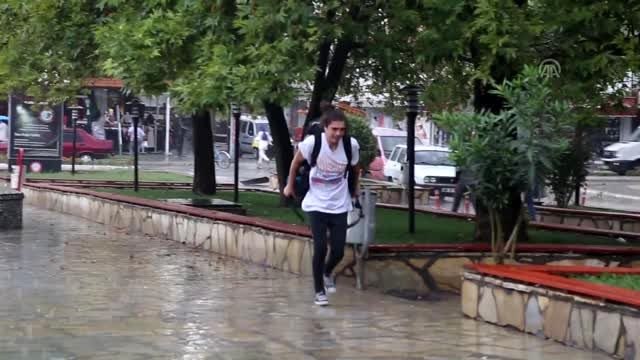 Yağmurda ıslanan köpeği kıyafetiyle kuruladı