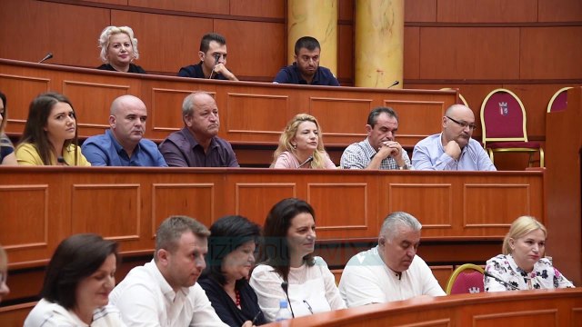 Veliaj: Aksion pastrimi para fillimit të vitit të ri shkollor - News, Lajme - Vizion Plus