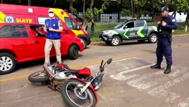 Mulher fica ferida em colisão entre carro e moto na Rua Juscelino Kubitschek