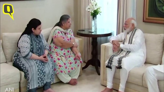 PM Modi & Amit Shah Meet Jaitley’s Family At His House