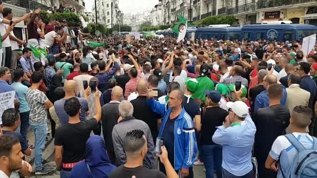 Cezayir'de Buteflika rejimi temsilcileri protesto edildi