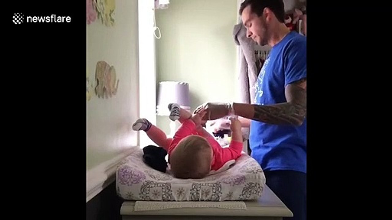 Hilarious moment Michigan dad struggles changing newborn daughter for the first time - video Dailymotion