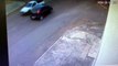 Vídeo mostra ciclista sendo arremessado na via após ser atingido por carro