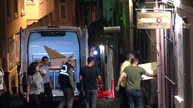 Beyoğlu’nda ölü bulunan İngiliz turistlerin cesetleri adli tıpa kaldırıldı