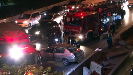 Motosiklet ve iki aracın karıştığı kazada 2 kişi yaralandı