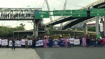 Policías bloquean en protesta el acceso a principal aeropuerto de México