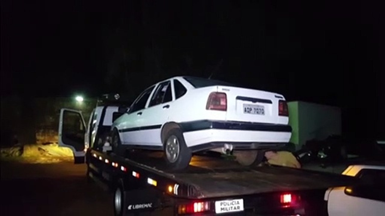Fiat Tempra furtado é encontrado abandonado na Rua Jacarezinho