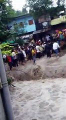 दूधिया गांव में सड़क बन गयी नदी, जन जीवन अस्त व्यस्त