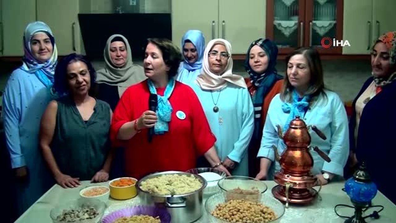 'Mavi Fularlılar'dan aşure yapımı ve dağıtımı