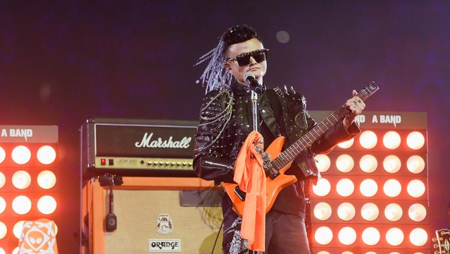 Jack Ma, presidente ejecutivo del gigante del comercio electrónico Alibaba, se retira a lo rockero delante de 80.000 personas