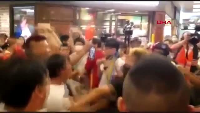 Hong kong'da protestocular ile çin yanlıları birbirine girdi