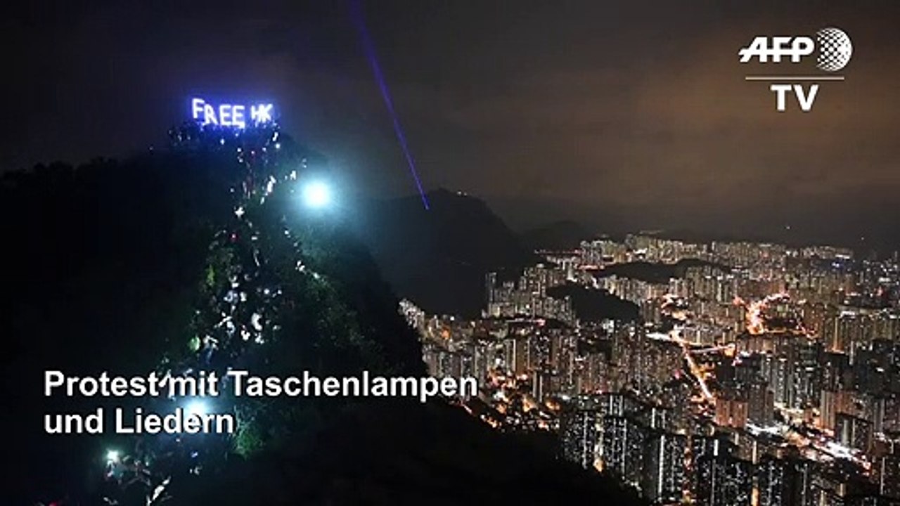 Lichtershow und Lieder für mehr Demokratie in Hongkong