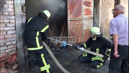 Magazina me materiale ndërtimi në flakë, digjet makina brenda, Kukësi mbulohet nga tymi