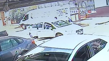 Koşarak yola çıkan lise öğrencisi otomobilin altında kaldı...Kaza anı kamerada