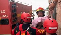 Efectivos de la UME rescatan a un bebé atrapado por las inundaciones en Almoradí