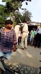 ਮੋਟਰਸਾਈਕਲ ਦੇ ਪੇਪਰ ਪੂਰੇ ਨਾ ਹੋਣ ਤੇ ਪੁਲਿਸ ਮੌਕੇ ਤੇ ਪੇਪਰ ਪੂਰੇ ਕਰਦੀ ਹੋਈ।