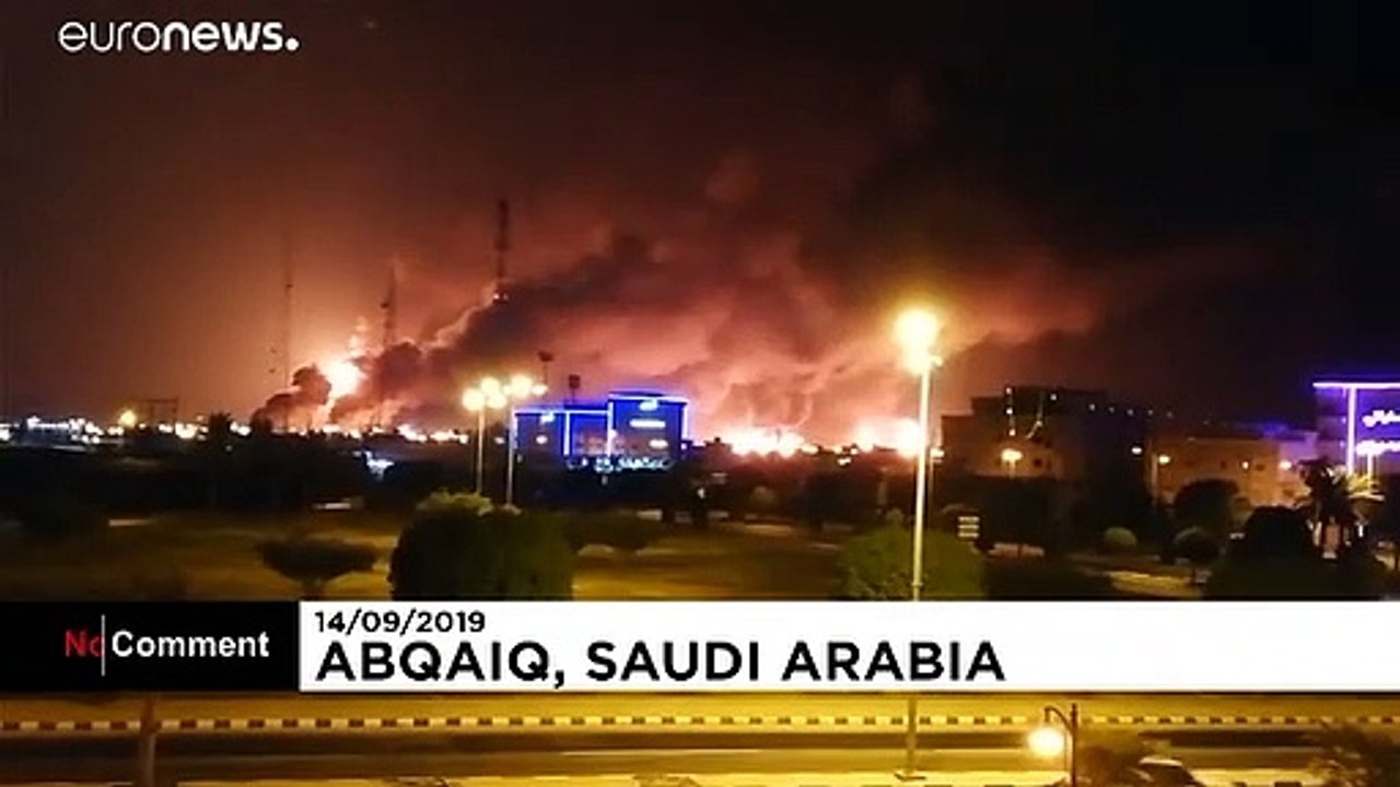 شاهد: إخماد حريق في منشأة نفطية سعودية إثر هجوم للحوثيين بعشر طائرات مسيّرة