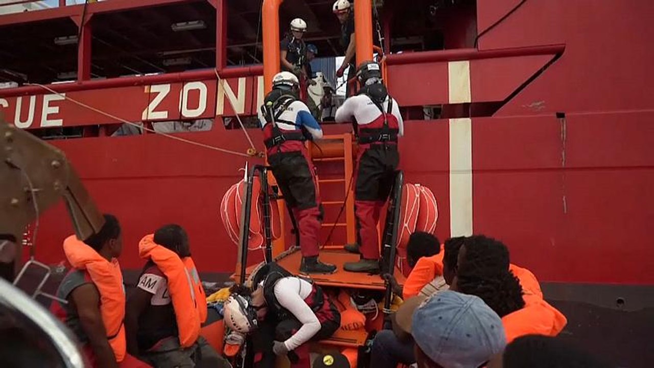 82 Migranten dürfen in Lampedusa an Land