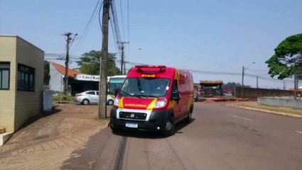 Socorristas atendem mulher ferida na área rural