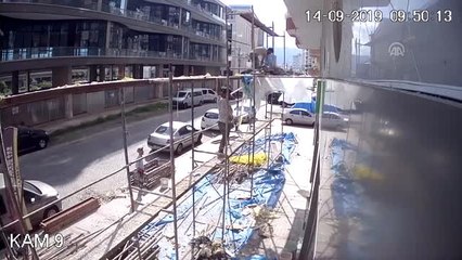 İskele çöktü: 2 yaralı