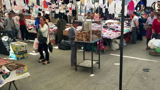 Takım elbisesiyle tezgah başına geçip, okul harçlığı için simit satıyor