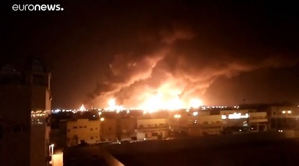 شاهد: سكان محليون يسجّلون لحظة قصف الحوثيين لمنشأتين لشركة أرامكو في البقيق