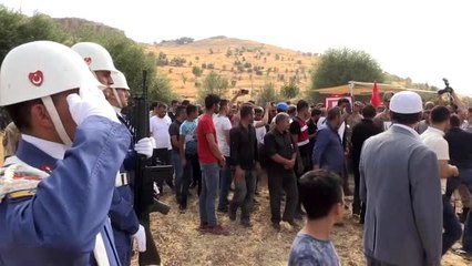 Babasıyla aynı kaderi paylaşan şehit güvenlik korucusu toprağa verildi (3)