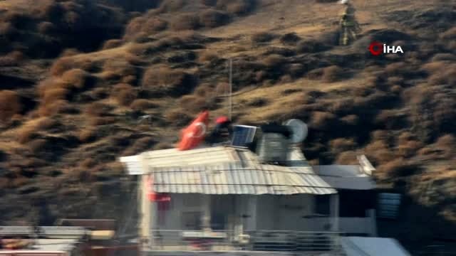 Evine yaklaşan yangına aldırmayıp Türk bayrağını kurtarmaya çalıştı