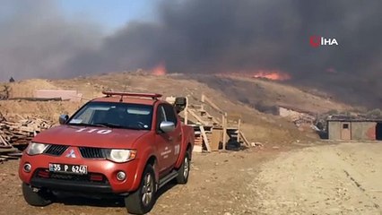 Evine yaklaşan yangına aldırmayıp Türk bayrağını kurtarmaya çalıştı