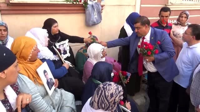 İdareci ve Bürokratlar Birliği Derneği'nden oturma eylemi yapan ailelere ziyaret