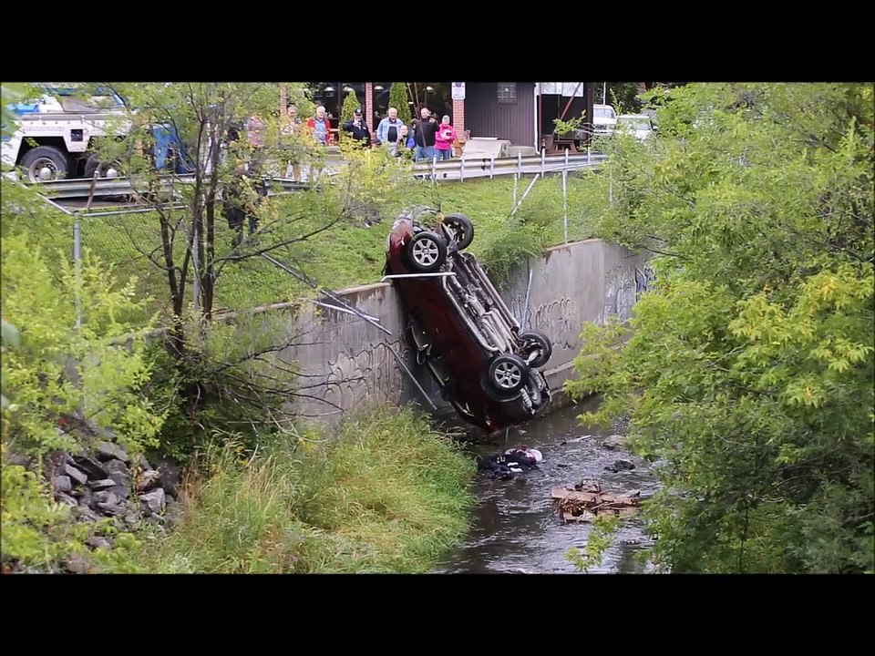 Véhicule chute dans la rivère Saint-Pierre à Saint-Constant