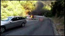 Report Tv - Gjirokastër/ Makina shpërthen në flakë në ecje e sipër