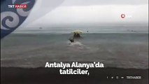 Alanya'da dolu tatilcileri denizde yakaladı