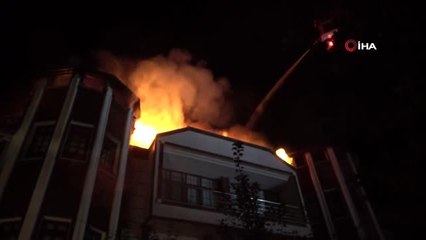 Kastamonu'da 3 katlı konak yandı