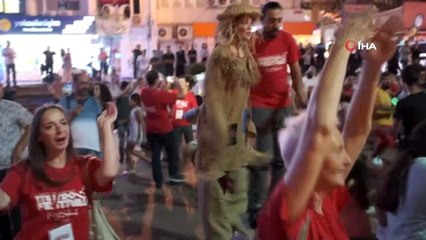 Tiyatro festivalinde karnaval gibi yürüyüş
