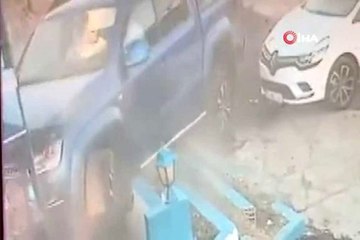 Sürücü direksiyonu kırınca araç restorana daldı