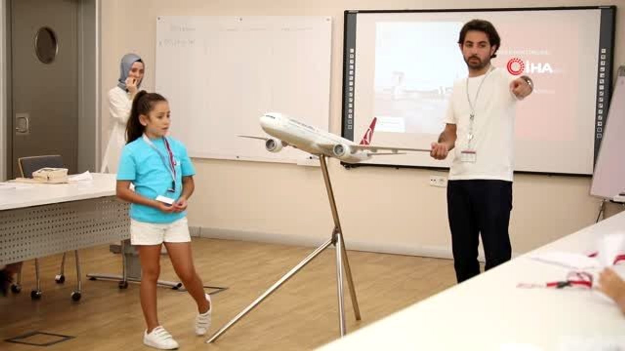 Minikler, uçuş simülatöründe pilotluk deneyimi yaşadı
