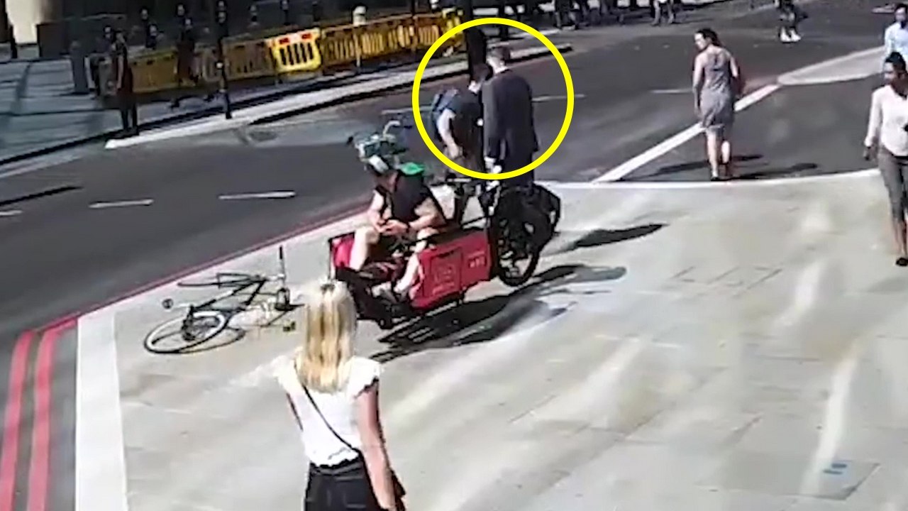 Un cycliste grille un feu rouge et met un coup de boule à un piéton