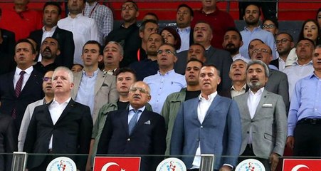 Beşiktaşlı taraftarlar, Fikret Orman'ı istifaya davet etti
