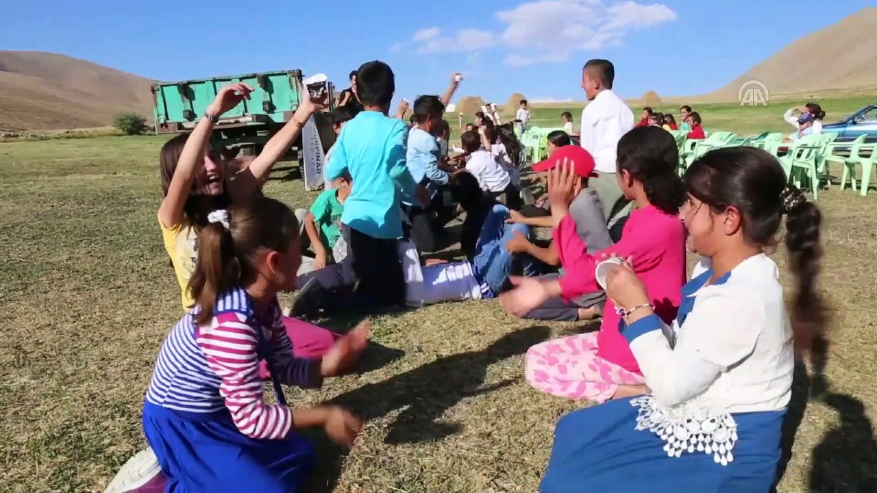 Traktör römorkunda çocuklara mutluluk dağıtıyorlar - VAN