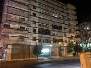 İşçilerin attığı demir parçasının başına isabet etmesi sonucu yaralanan çocuk tedavi altına alındı