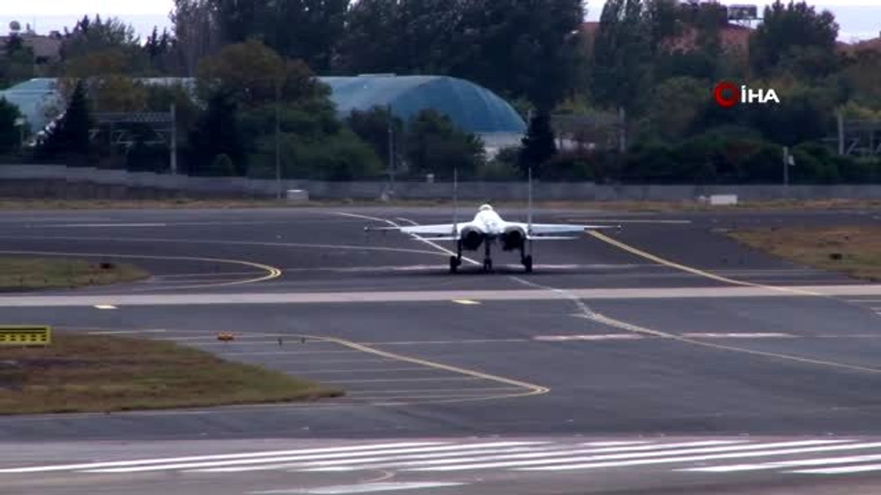 Rus yapımı SU-35 savaş uçağı İstanbul'da gösteri uçuşu yaptı