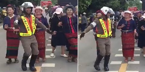 El policía "danzarín" anima los atascos de tráfico en Tailandia moviendo su "cucu"