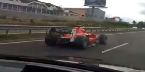 Unos anonadados conductores de una autopista checa se dan de bruces con un bólido de Fórmula 1