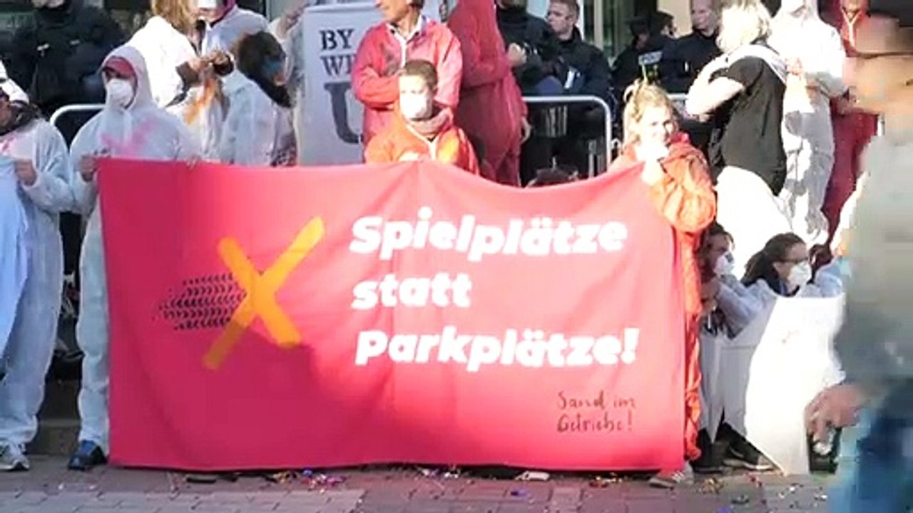 'Sand im Getriebe': Blockade-Protest gegen IAA in Frankfurt