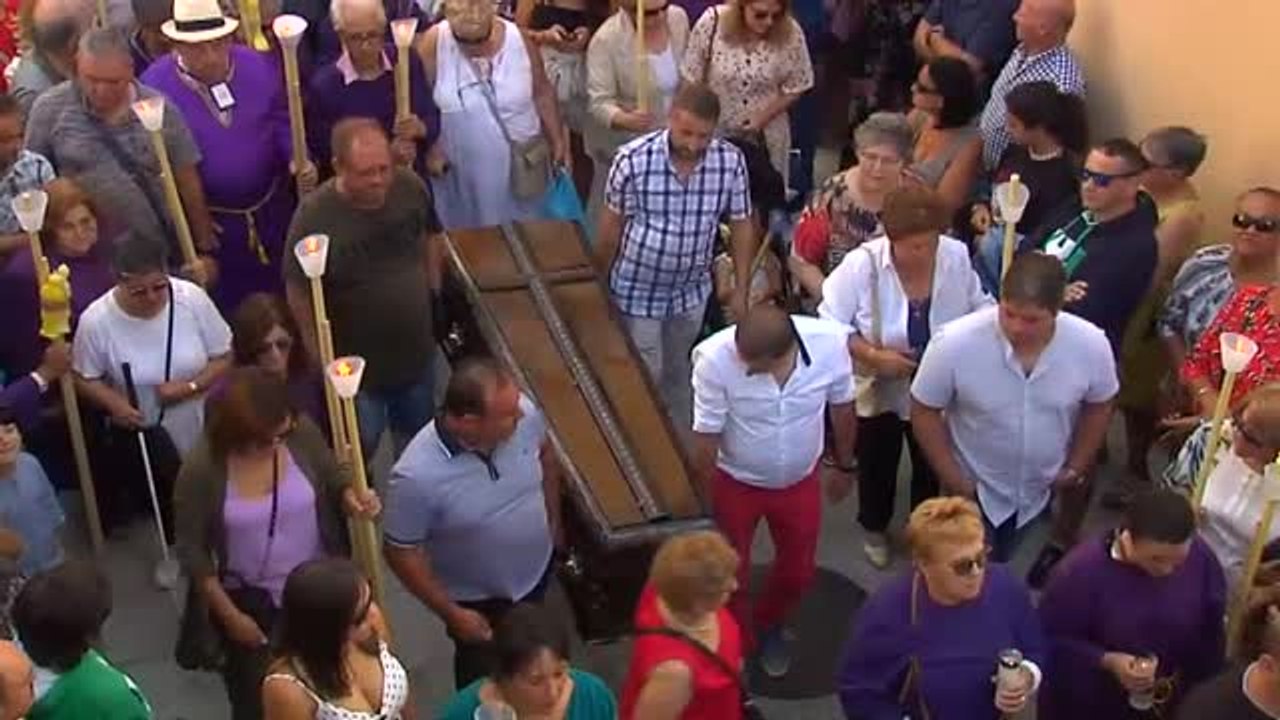Fervor y emoción en la procesión de los ataúdes vacíos en A Pobra