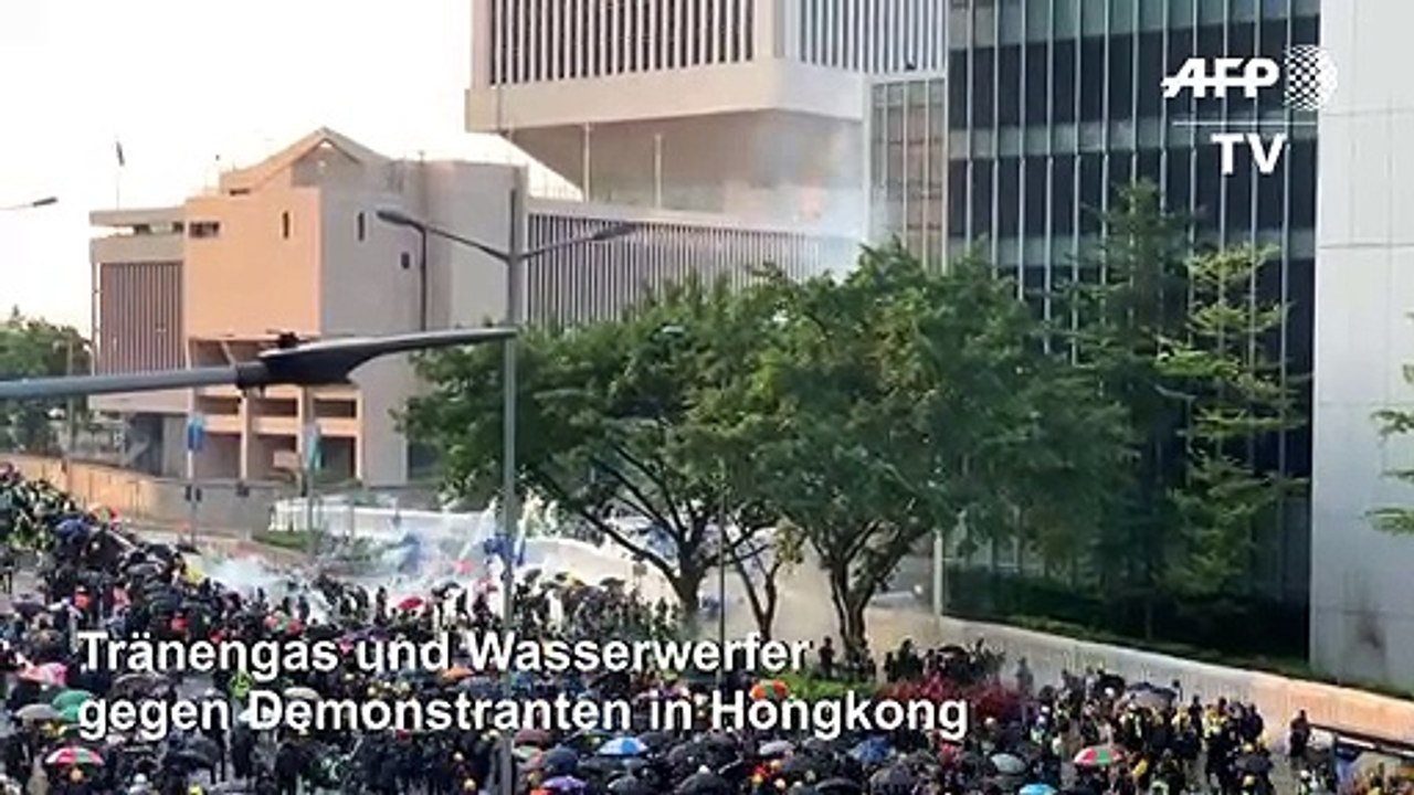 Hongkong: Polizei setzt Tränengas und Wasserwerfer gegen Demonstranten ein