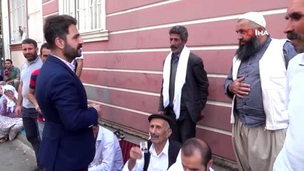 EMŞAV'dan HDP önünde oturma eylemi yapan ailelere destek