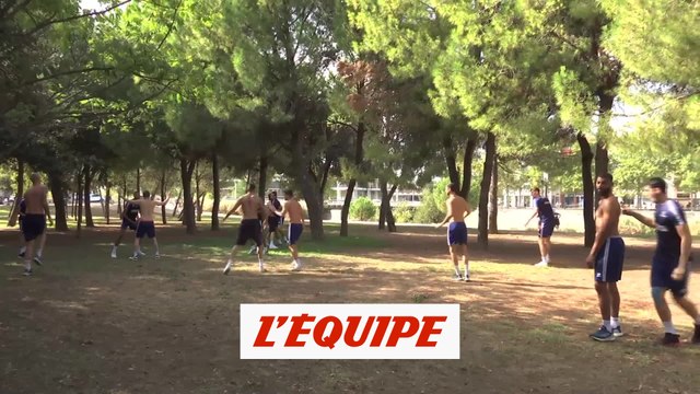 Le décrassage des Bleus... avec ballons gonflables et frisbee ! - Volley - Bleus