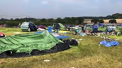 Un champ après le départ des festivaliers